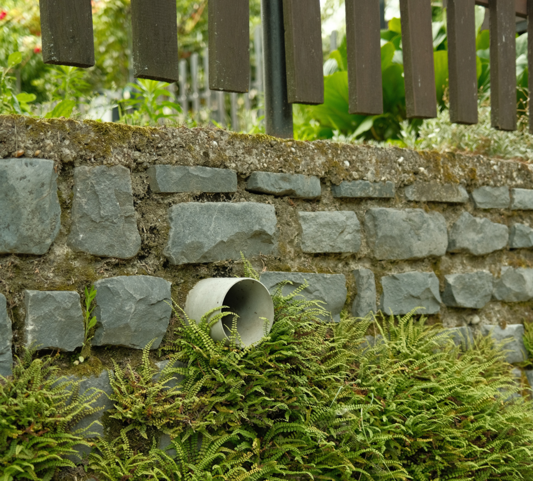 retaining wall build with drainage 